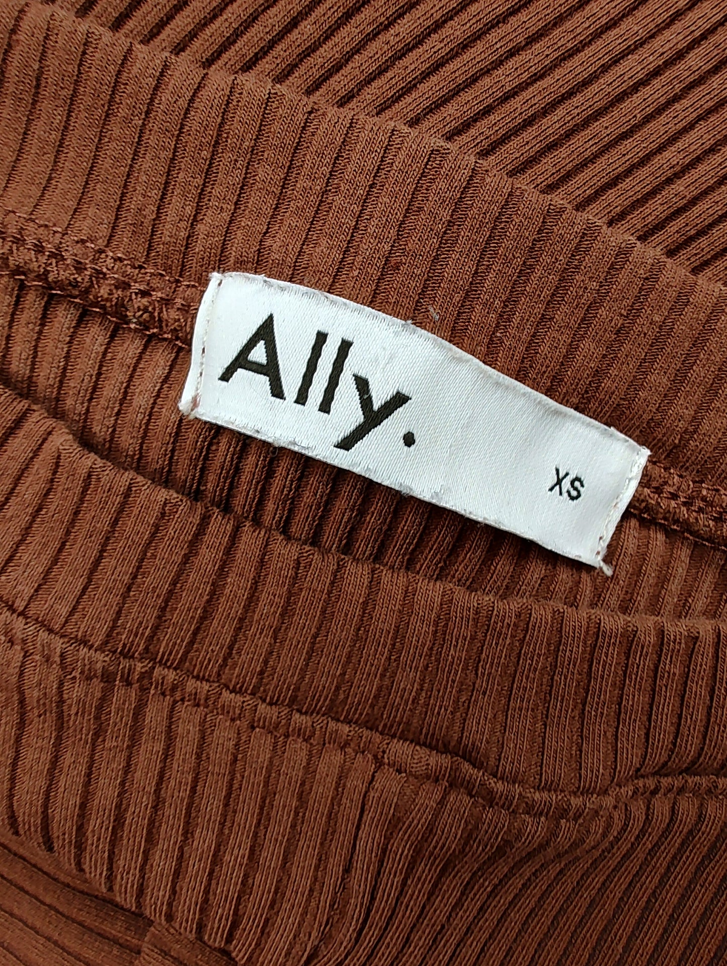 Chocolate Ribbed Knot Crop Tee